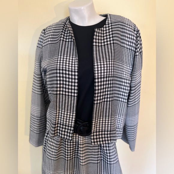 Serbin short sleeve black & white houndstooth print dress with matching jacket. - Picture 3 of 11